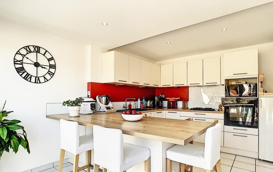 Coffee/tea facilities, Kitchen or kitchenette, Dining area, dishwasher, oven, stove, toaster