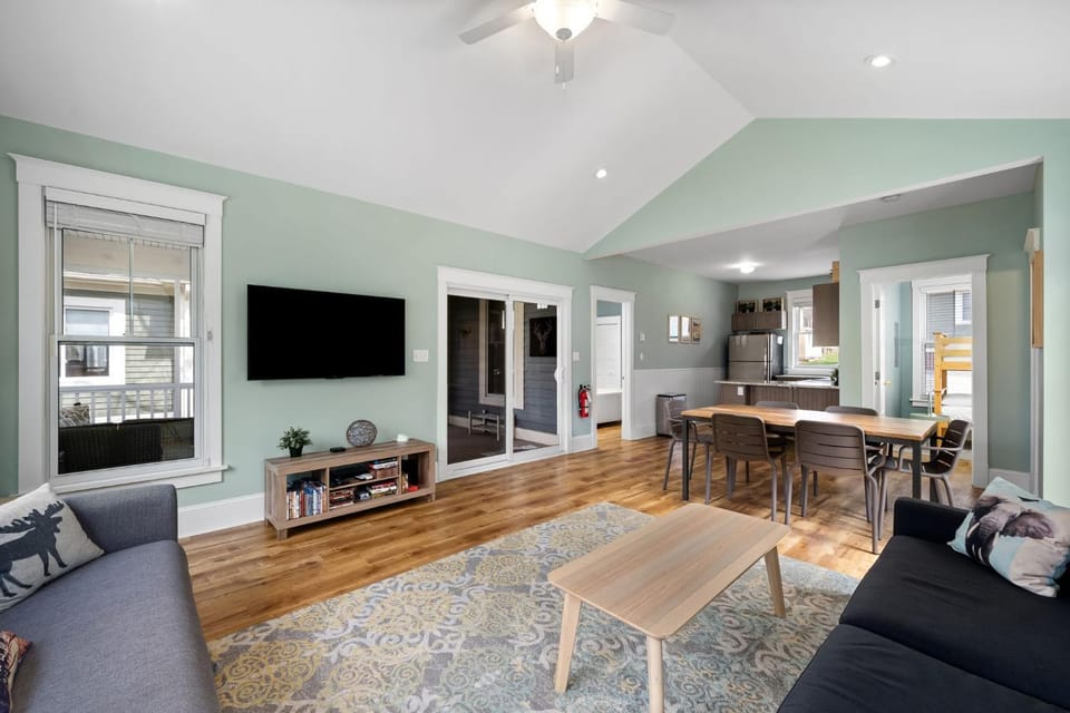 The Hemlock - 1 Hollow House in New York