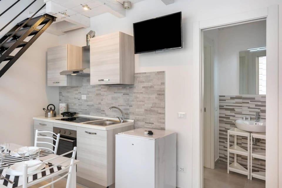 Kitchen or kitchenette, Dining area, stove