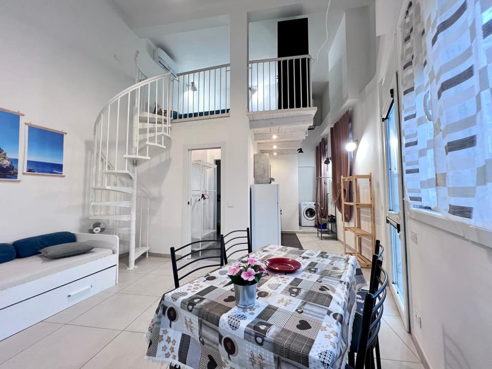 Bed, Photo of the whole room, Dining area, Bedroom, Inner courtyard view, towels