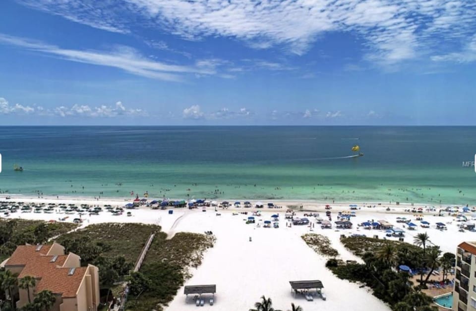 Available for Season! Siesta Shores #9 Apartment in Siesta Beach