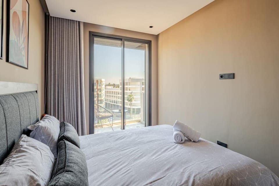 Bed, Living room, Photo of the whole room, Seating area, Bedroom