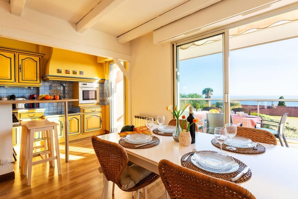 Balcony/Terrace, Kitchen or kitchenette, Dining area, stove