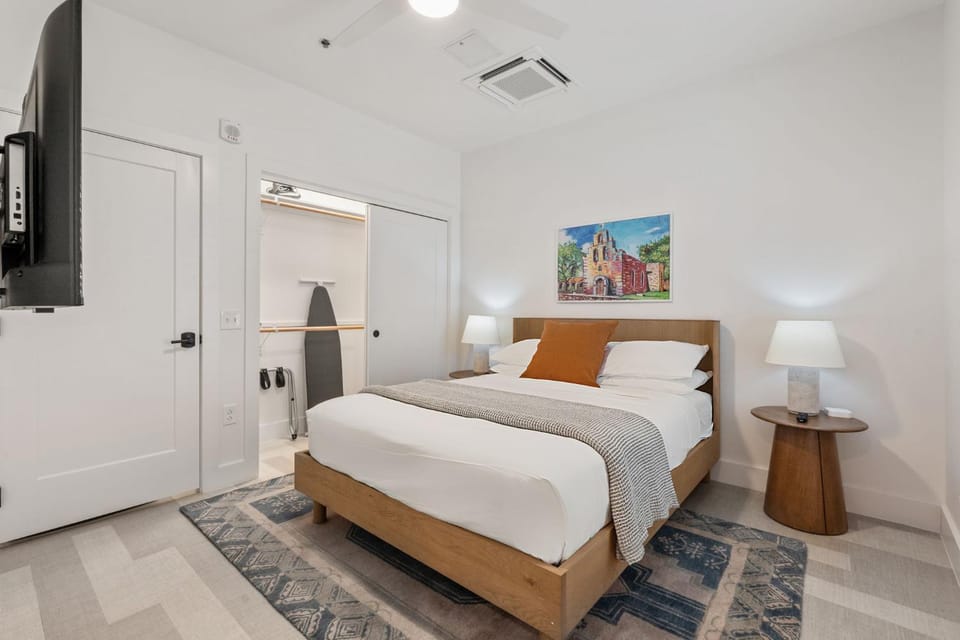 Photo of the whole room, Bedroom