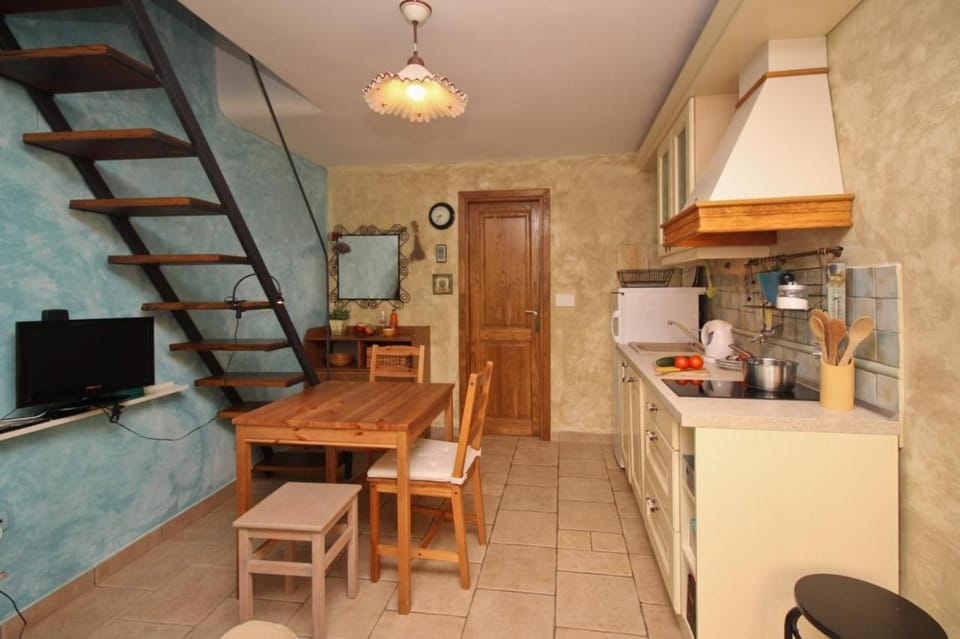 Coffee/tea facilities, Kitchen or kitchenette, Living room, Seating area, Dining area, stove