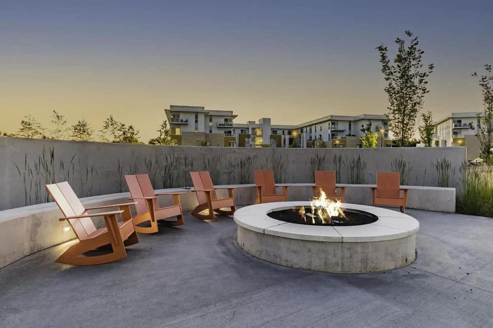 Crystal Flats King Bed Pool Fitness Center Dog Park Wellness Center BBQ House in Rogers