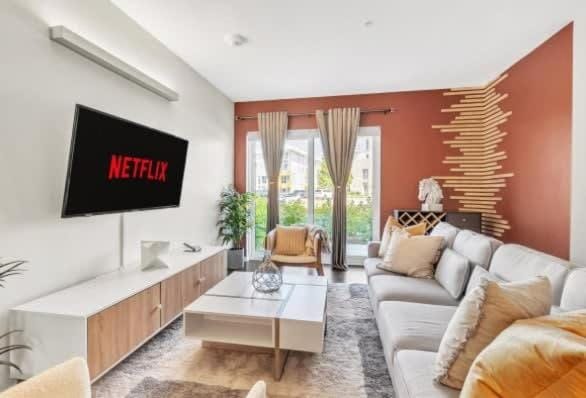 Crystal Flats King Bed Pool Fitness Center Dog Park Wellness Center BBQ House in Rogers