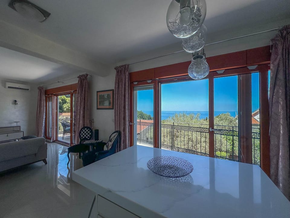 View (from property/room), Balcony/Terrace, Living room, Seating area, Dining area, Sea view
