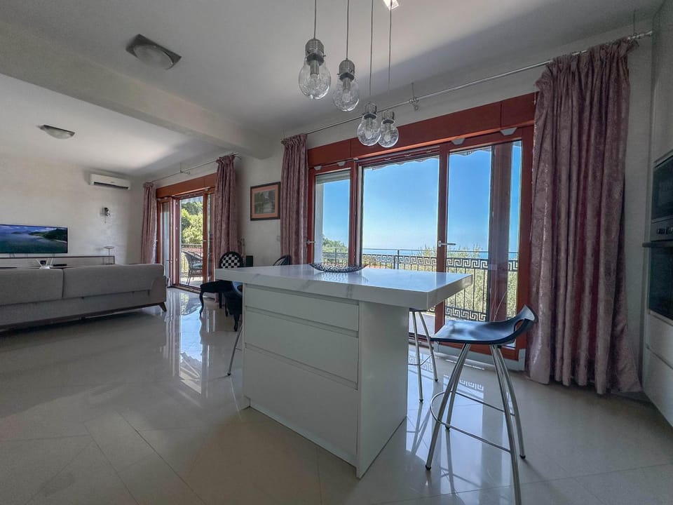 TV and multimedia, Kitchen or kitchenette, Living room, Dining area, Sea view
