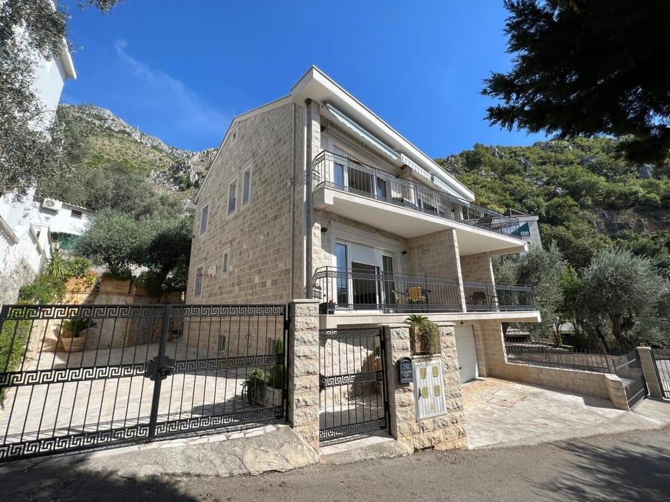 Property building, Day