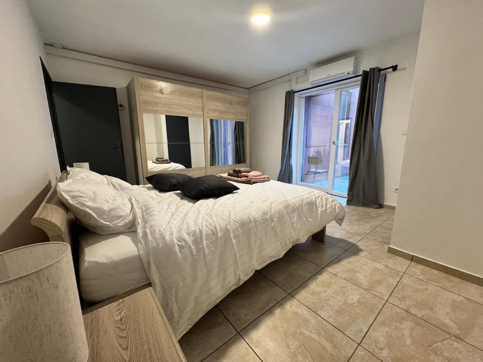 Photo of the whole room, Bedroom