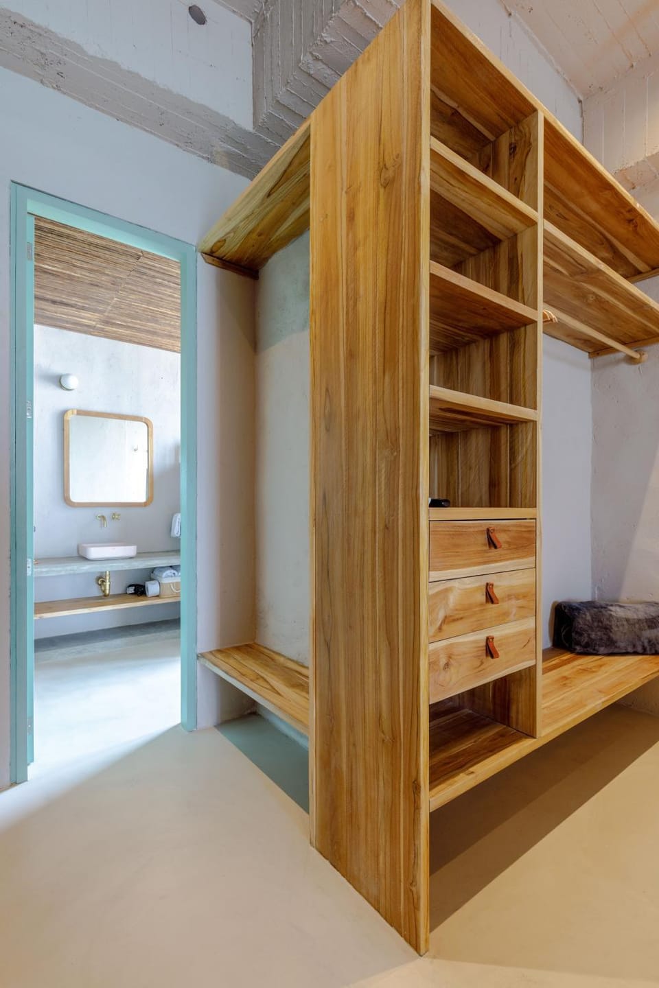 Photo of the whole room, Bedroom, wardrobe