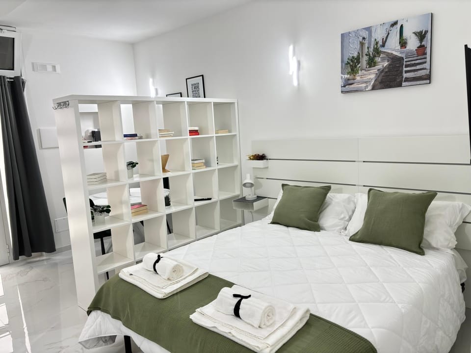 Bed, Photo of the whole room, Bedroom, towels