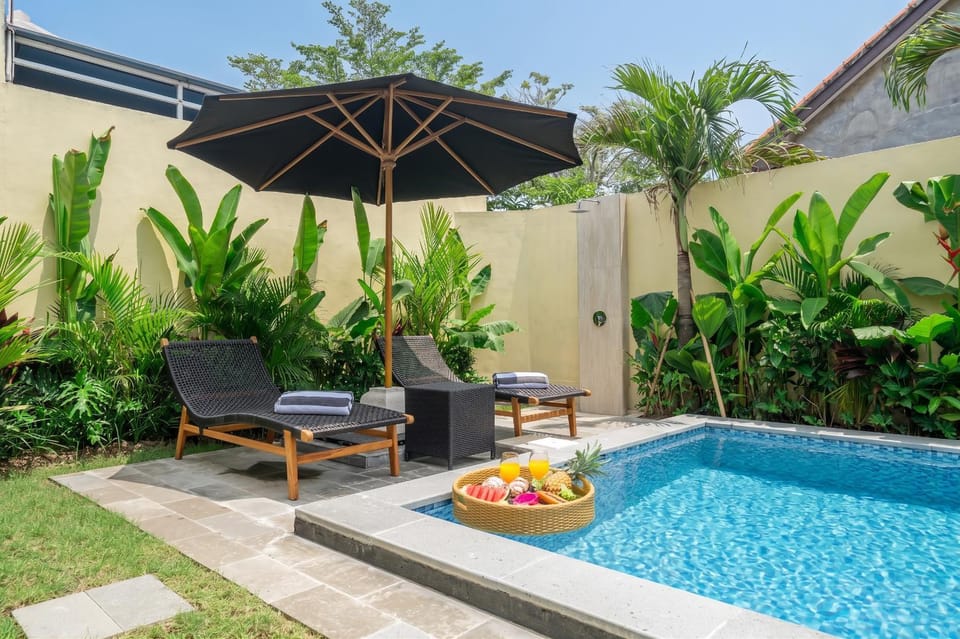 Swimming pool, sunbed