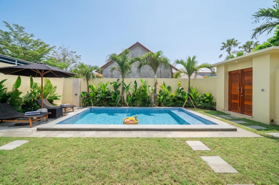 Patio, Swimming pool, sunbed