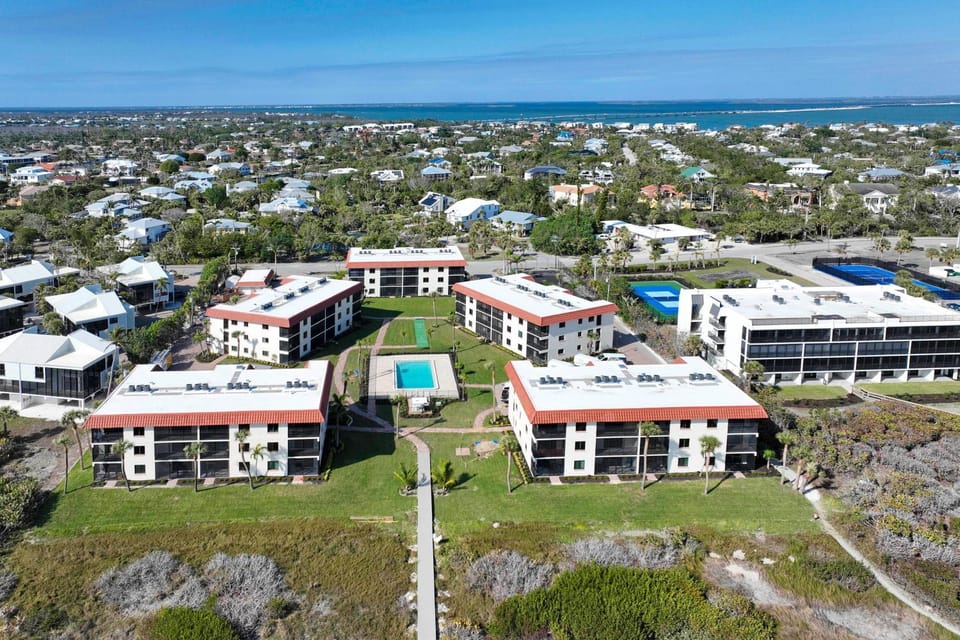 Neighbourhood, Bird's eye view, Location