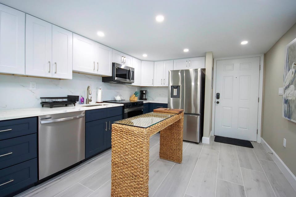 Kitchen or kitchenette, dishwasher, oven