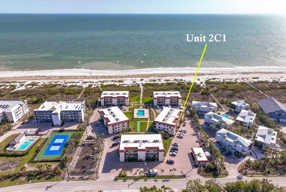 Property building, Day, Natural landscape, Bird's eye view, Beach, Location