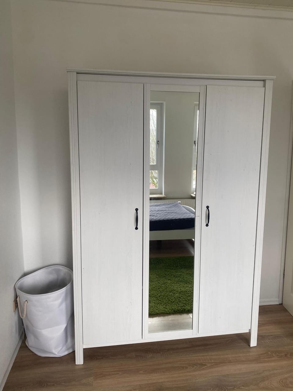 Photo of the whole room, Bedroom, wardrobe