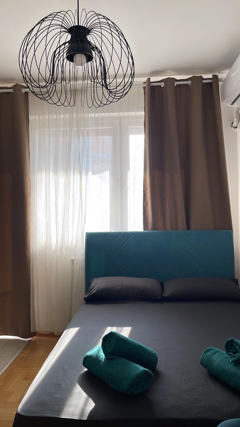 New Luminious Apartment-FREE PRIVATE PARKING, self check-in Apartment in Skopje