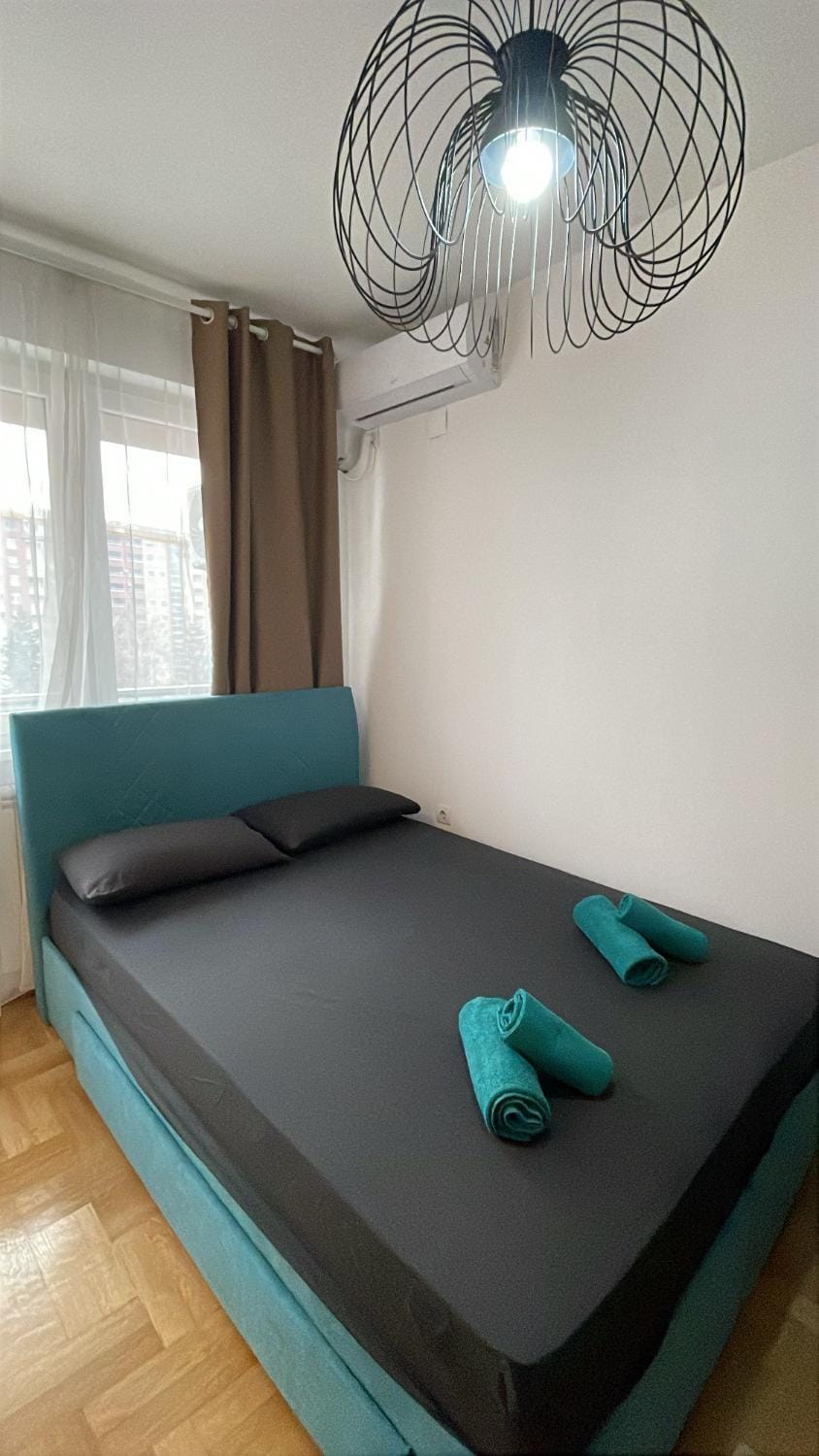 New Luminious Apartment-FREE PRIVATE PARKING, self check-in Apartment in Skopje