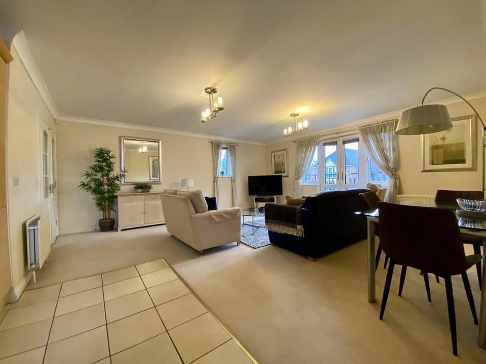 Stylish Bracknell Top Floor Apartment Apartment in Bracknell