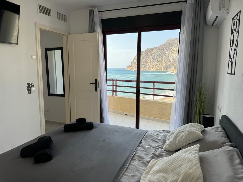 Bed, Natural landscape, TV and multimedia, Photo of the whole room, Bedroom, Sea view, towels