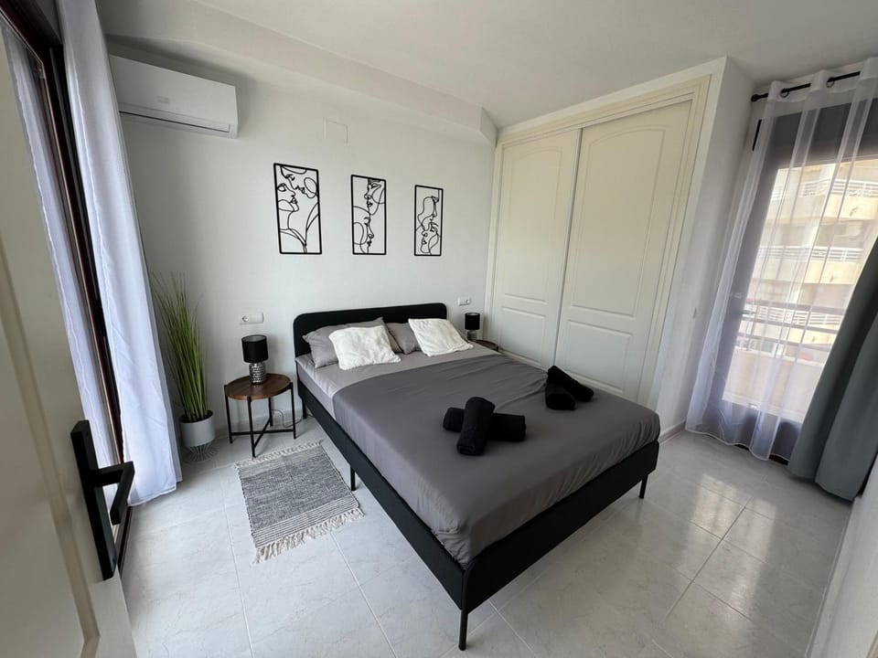 Photo of the whole room, Bedroom