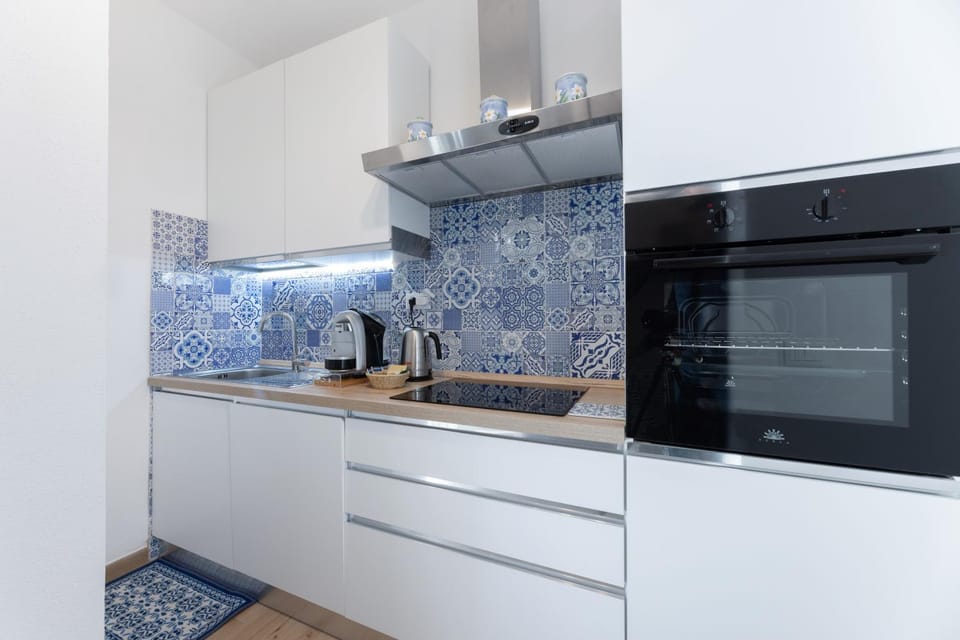 Coffee/tea facilities, oven, stove