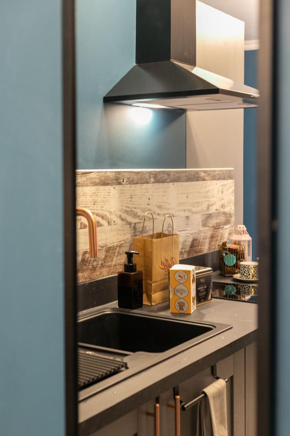 Coffee/tea facilities, View (from property/room), Decorative detail, kitchen