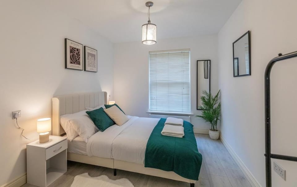 Winchester City Centre Flat Sleeps 6 Free Parking Apartment in Winchester