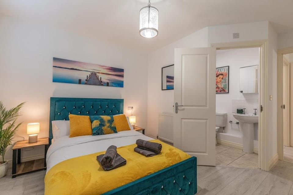 Winchester City Centre Flat Sleeps 6 Free Parking Apartment in Winchester