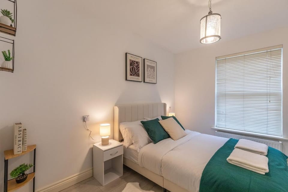 Winchester City Centre Flat Sleeps 6 Free Parking Apartment in Winchester