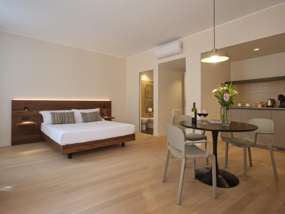 Bed, Living room, Photo of the whole room, Seating area, Dining area, Bedroom, air conditioner