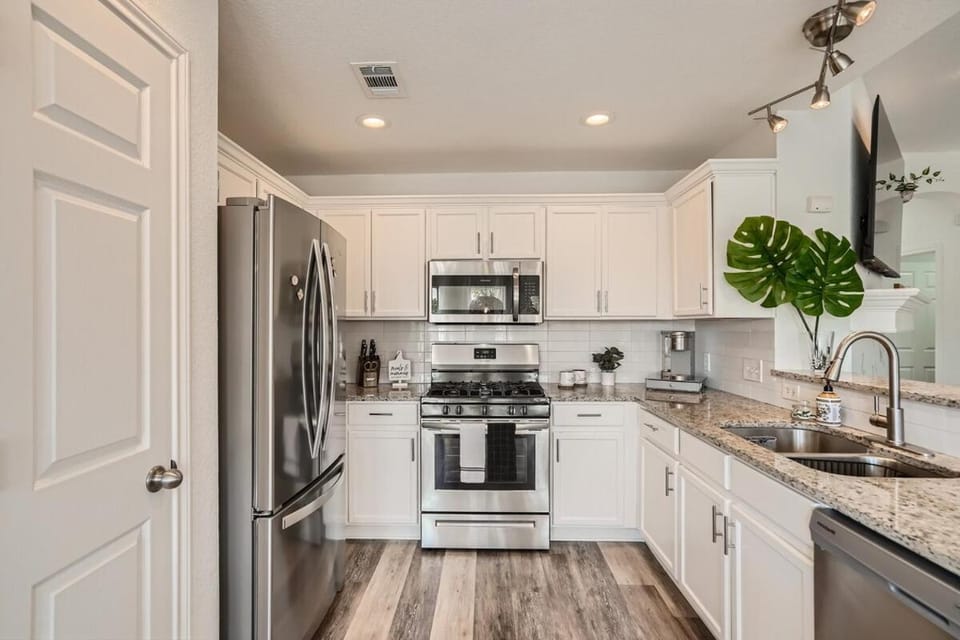 Cozy 3BR - Pet-Friendly Haven with fireplace House in Pflugerville