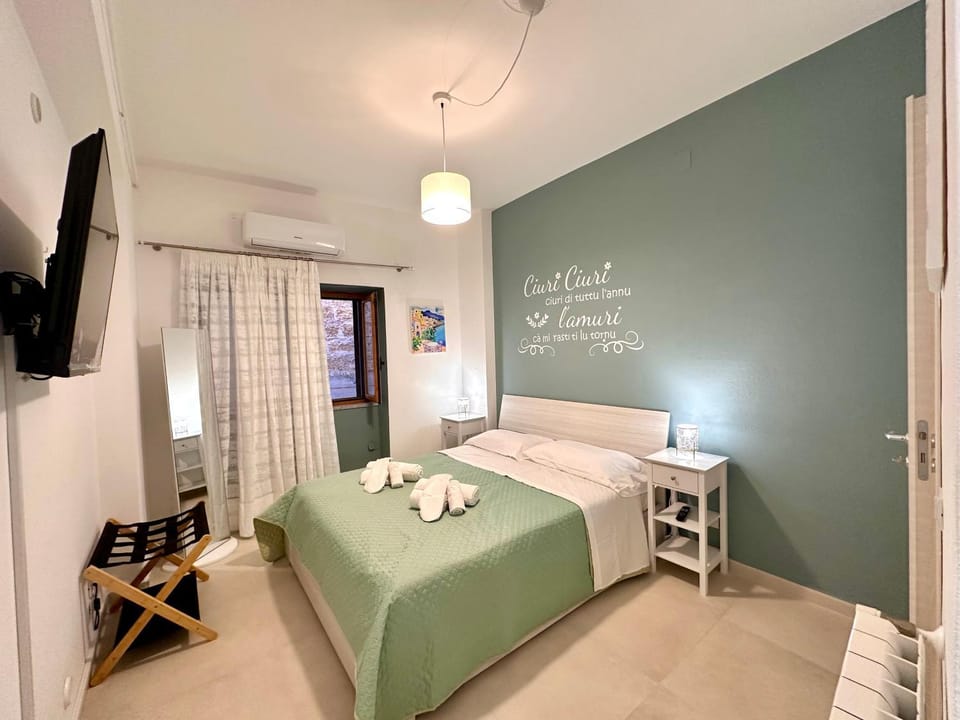 Bed, TV and multimedia, Photo of the whole room, Bedroom, towels