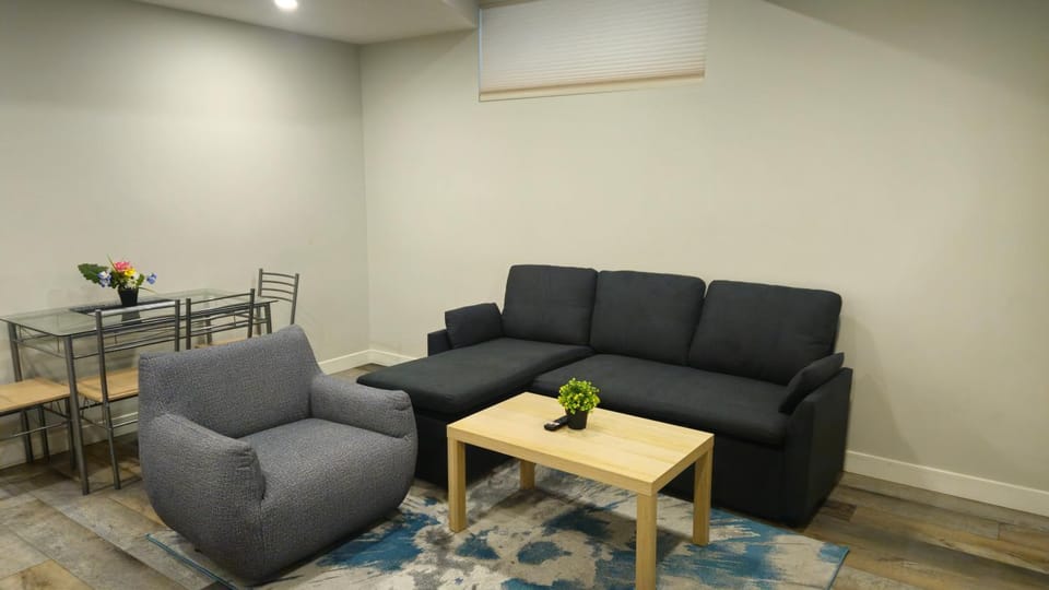 2-bedroom private entrance suite with full kitchen Apartment in Calgary
