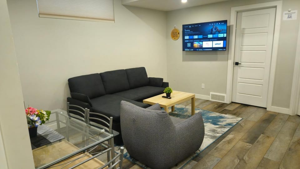 2-bedroom private entrance suite with full kitchen Apartment in Calgary