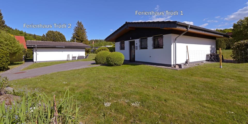 Property building, Spring, Day, Neighbourhood, Garden, Garden view, Parking