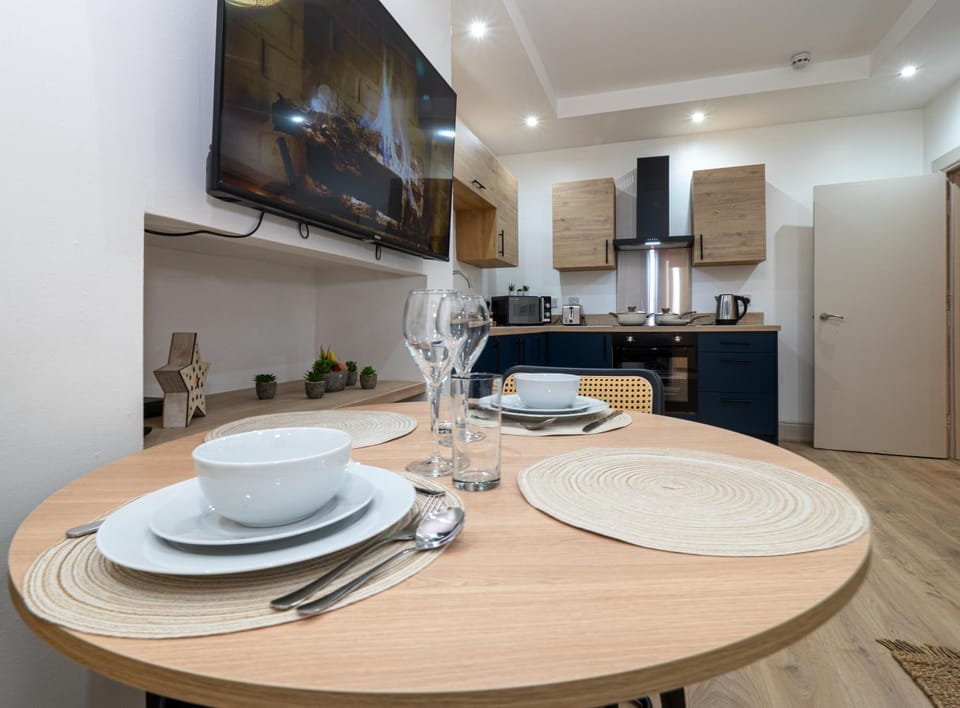 Kitchen or kitchenette, Living room, Seating area, Dining area, stove