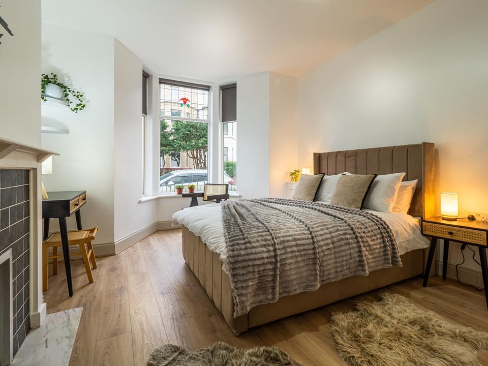 Bed, Photo of the whole room, Bedroom