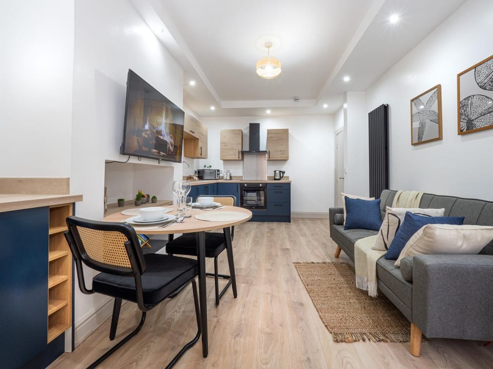 TV and multimedia, Kitchen or kitchenette, Living room, Seating area, Dining area, oven, stove