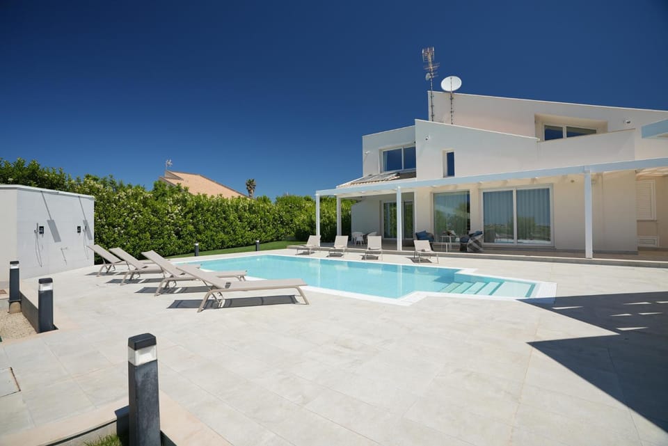 Pool view, Swimming pool, sunbed
