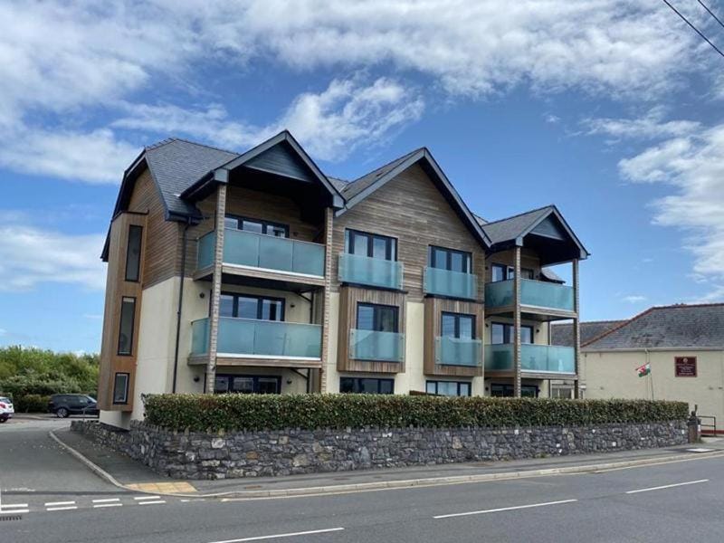 2 Y Bae -Top Floor-2 Bed - Lift and Pet friendly Apartment in Trearddur Bay