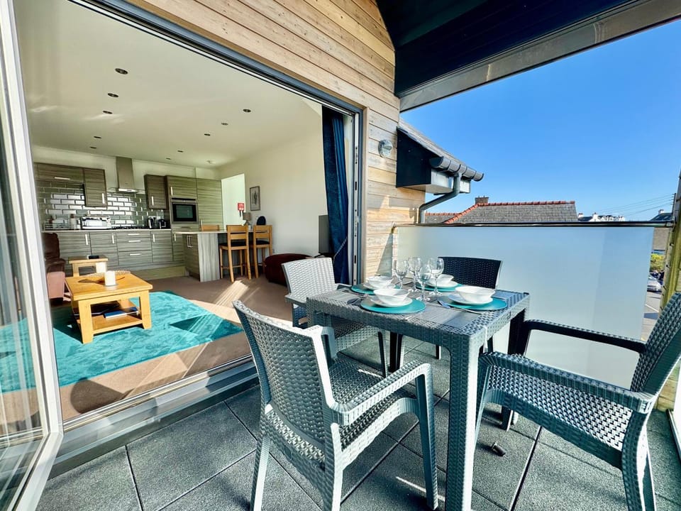 2 Y Bae -Top Floor-2 Bed - Lift and Pet friendly Apartment in Trearddur Bay