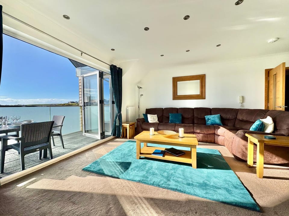 2 Y Bae -Top Floor-2 Bed - Lift and Pet friendly Apartment in Trearddur Bay