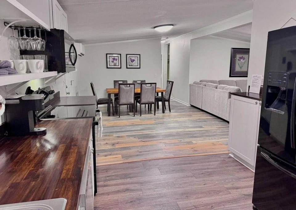 Kitchen or kitchenette, Seating area, Dining area, oven, stove