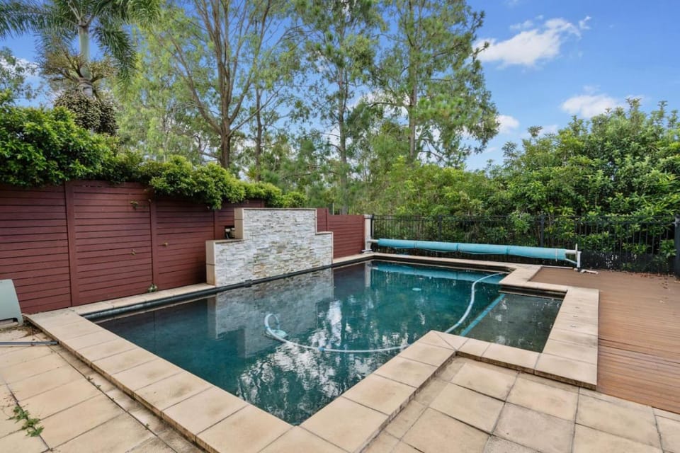 Front Lake View 4Bed Home with Pool and Mins to Mall House in Brisbane