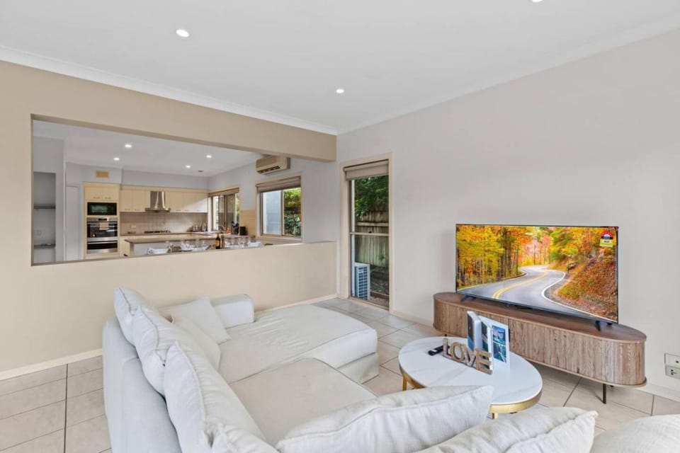 Front Lake View 4Bed Home with Pool and Mins to Mall House in Brisbane