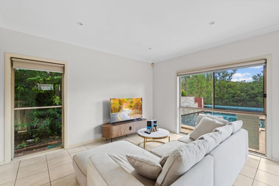 Front Lake View 4Bed Home with Pool and Mins to Mall House in Brisbane